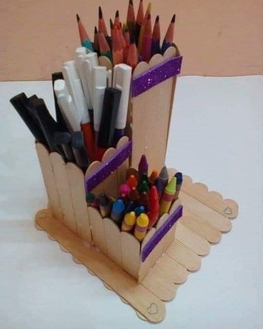 Tempat letak pensel dari batang aiskrim, memang kreatif.