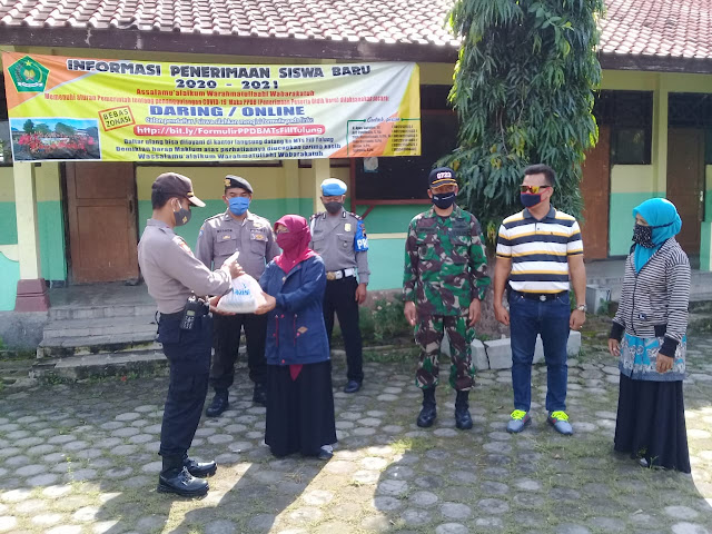 Jum'at Berkah Koramil dan Polsek Tulung Bagikan Sembako untuk Warga