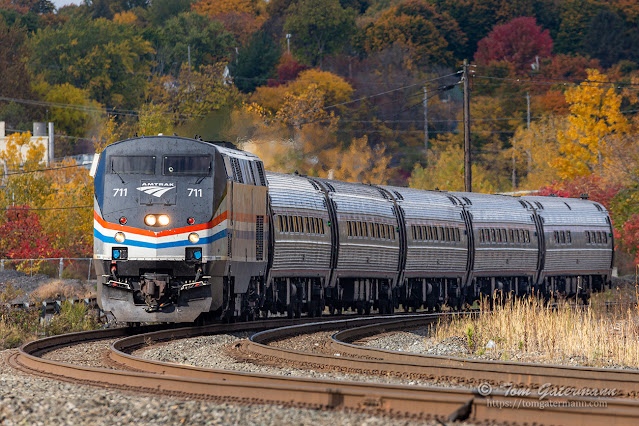 With some fall colors behind it, P284-18 rounds the curve just to the east of Bridge Street.