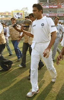 Kumble With Injury on His Left Hand Jumbo Kumble retired