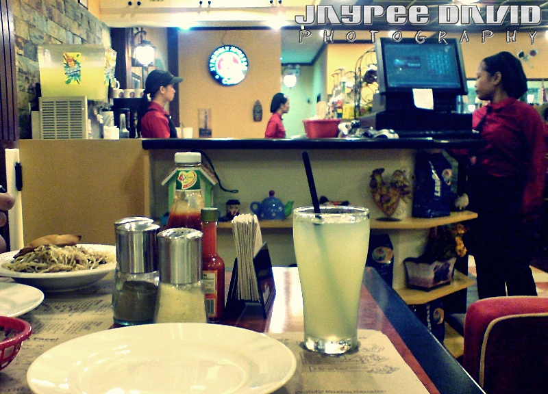 Xtremely Xpresso, Marquee Mall, Ayala, Spanish Sardines Pizza, Oil and Garlic Spaghetti, Mango Peach shake