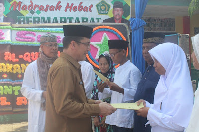 Kakankemenag Serahkan Sertifikat Malim Sekampung Bagi Siswa MTsN