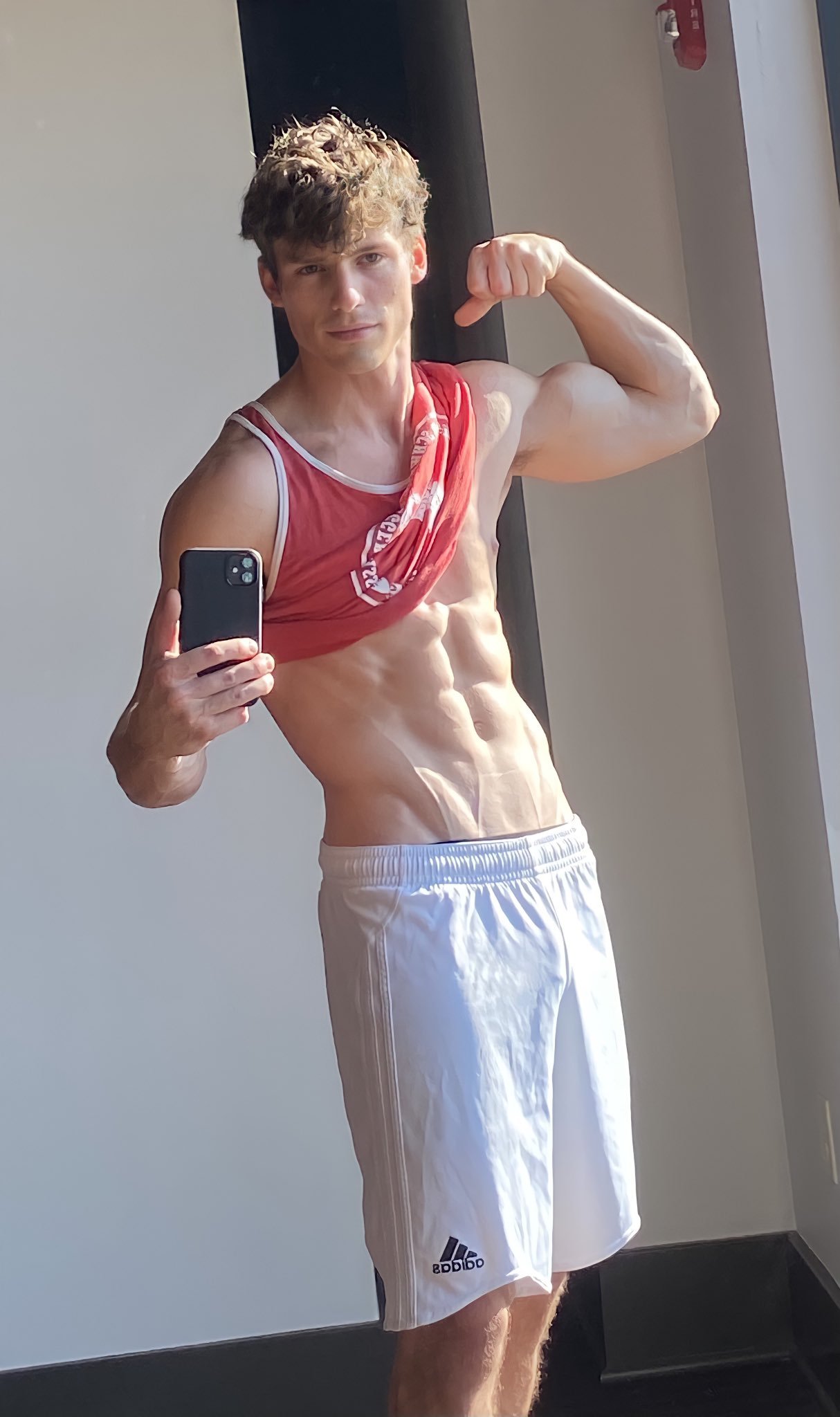 young-fit-hot-guy-daily-male-sexiness-overload-abs-biceps-flex-selfie