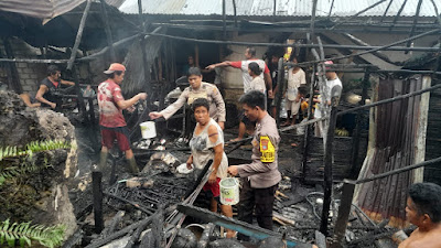 Kapolsek Bulagi Bersama Anggota Berikan Bantuan Pada Korban Kebakaran Dan Masyarakat Sekitar Desa Sosom Kecamatan Bulagi.