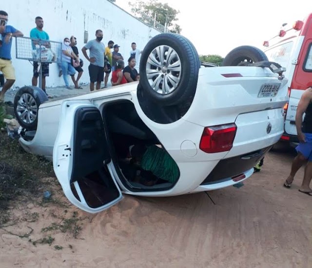 Motorista perde controle e carro capota no bairro Reis Veloso em Parnaíba