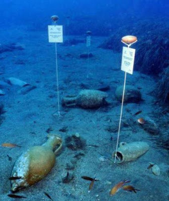 Ingots of orichalcum, Corinthian helmets and amphorae found off the coast of Sicily