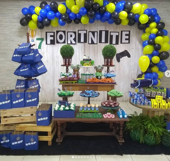 15 Ideas Para Una Fiesta Fortnite - la decoracion representa la isla de fortnite rodeada de vegetacion donde se realizan las batallas