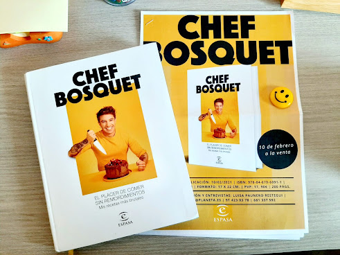 Libro El placer de comer sin remordimientos de Chef Bosquet. En la portada aparece el chef frente a un fondo amarillo cortando un pastel de chocolate.