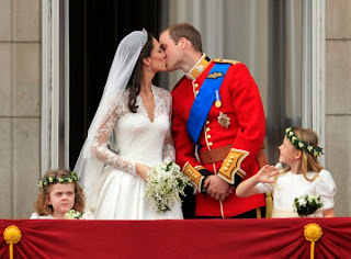 Royal Wedding Kiss Kate Middleton  and Prince William - The Balcony Kiss