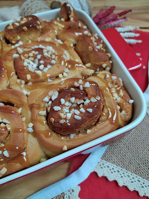 Receta de rollos de canela rellenos de crema de turrón de Jijona cinnamon rolls desayuno merienda postre azúcar almendra masa levadura horno Cuca queso crema relleno