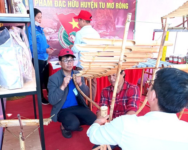 Chiêm ngưỡng củ sâm Ngọc Linh khủng <a href=