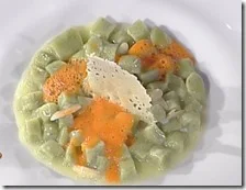 Gnocchetti al basilico con aria di pomodoro, mandorle e cialda