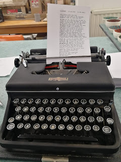 picture of old-fashioned typewriter