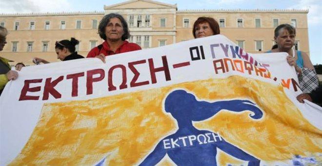 Συγκέντρωση από φεμινιστικές οργανώσεις (ΑΥΤΕΣ ΤΗΣ ΜΑΣΟΝΙΑΣ) έξω από τη βουλή για το «Δικαίωμα στην Έκτρωση»