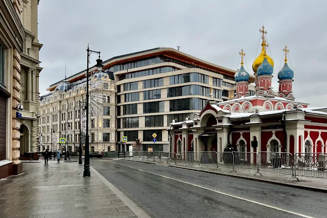 улица Варварка, строящийся жилой комплекс / гостиница «Зарядье», храм Покрова Пресвятой Богородицы что на Псковской горе