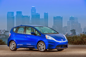 Front 3/4 view of the 2014 Honda Fit EV