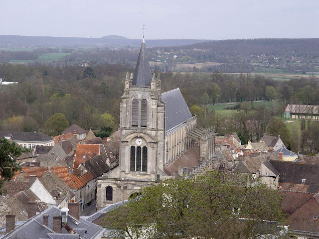 Montfort l'Amaury, cidade natal de Simon de Montfort, perto de Pariws, Heróis medievais
