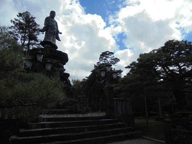 金沢兼六園の日本武尊銅像