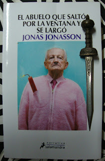 Portada del libro El abuelo que saltó por la ventana y se largó, de Jonas Jonasson