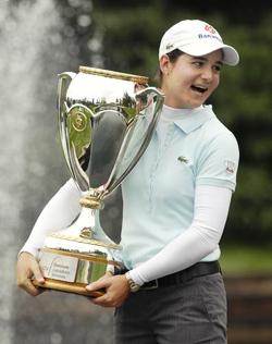 Lorena Ochoa con trofeo ganadora del golf | Ximinia