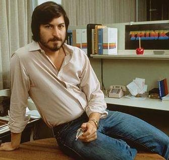 Foto de Steve Jobs posando con bigote y barba