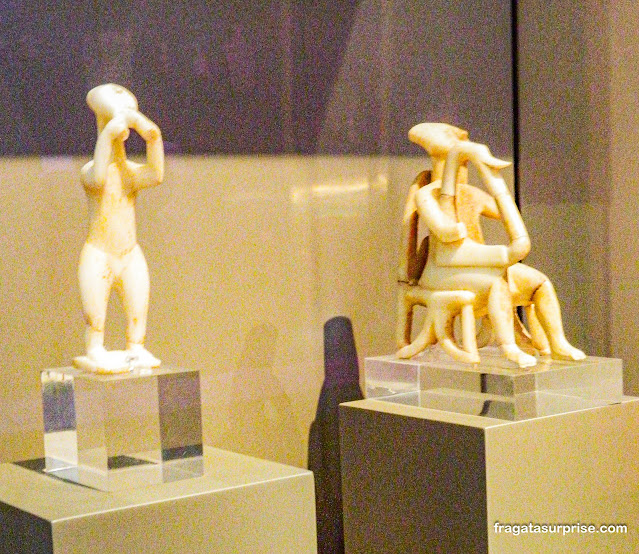 Esculturas cicládicas no Museu Nacional de Arqueologia de Atenas, Grécia