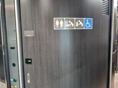 列車の多目的トイレのドア