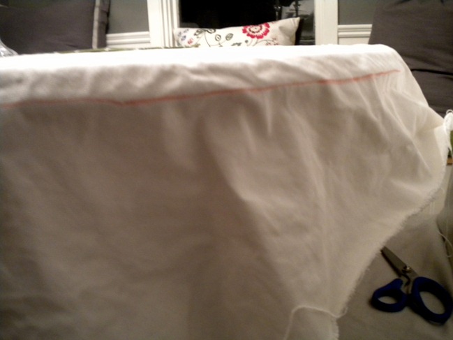Pleated tablecloth tutorial at JunkinJunky.blogspot.com