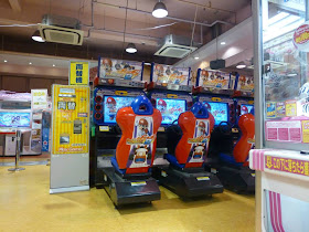 Entrer dans une arcade de jeux à Tokyo