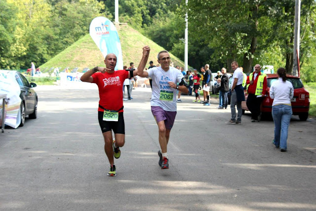 Pe-un picior de Plai. Eveniment de alergare la Pădurea Verde din Timişoara. 12 septembrie 2015. Aniversarea a 4 ani de alergare. Florin Chindea şi Mihai Liseţchi la Finish