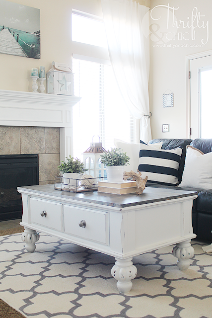 Farmhouse style coffee table makeover. How to update an old coffee table into a cute farmhouse style one! With Minwax Classic Grey Stain