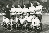 U. D. LAS PALMAS. Temporada 1970-71. Oregui, Estévez, Tonono, Hernández, Castellano y Guedes. León, Justo Gilberto II, Carmelín, Germán y Bosmediano. U. D. LAS PALMAS 1 R. C. CELTA DE VIGO 2 Domingo 25/10/1970. Campeonato de Liga de 1ª División, jornada 7. Las Palmas de Gran Canaria, estadio Insular. GOLES: 0-1: 72’, Juan. 0-2: 75’, Lezcano. 1-2: 86’, José Juan.