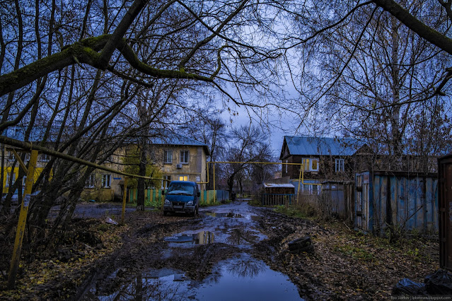 Грунтовая дорога к домам в лужах