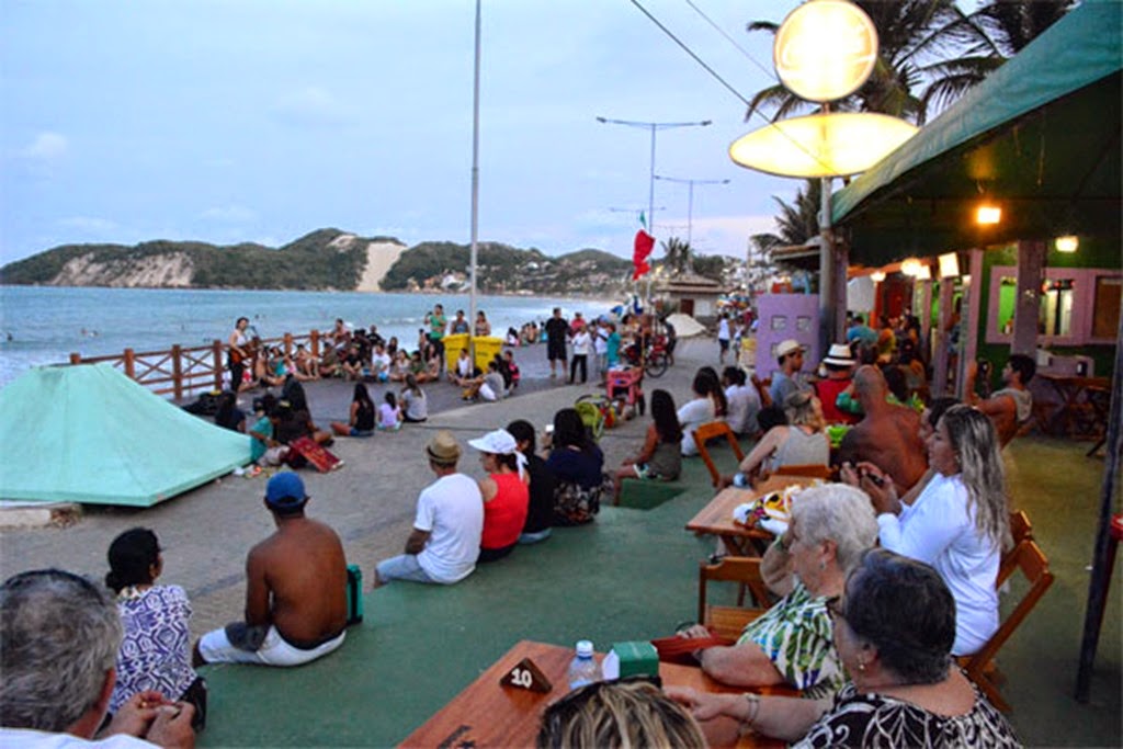 Turistas e natalenses lotam o deck para acompanhar o happy hour praiano ganhou novos ares com shows de Rodrigo Lacaz