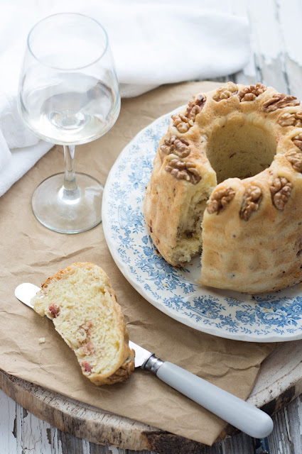 Kouglof salé aux lardons et aux noix