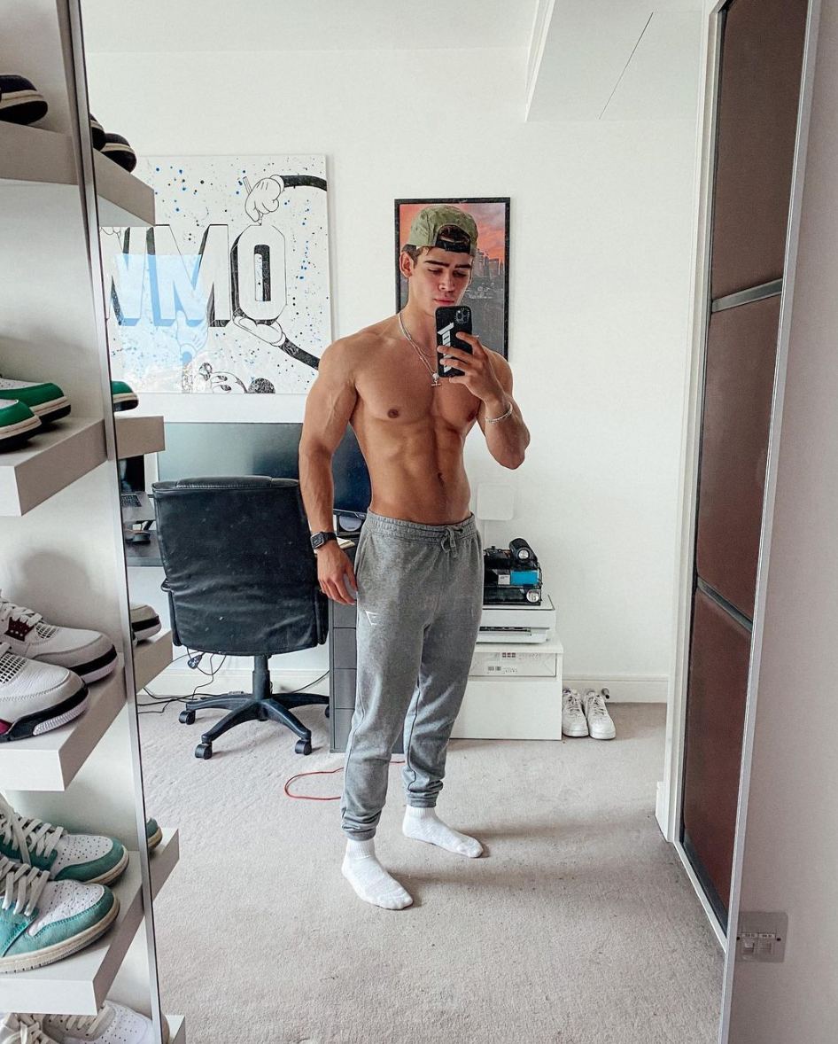 sexy-young-muscular-guy-shirtless-body-elliot-burton-selfie