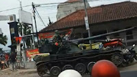Waduh, tank baja tabrak gerobak dagangan di rajamandala Bandung barat