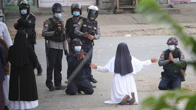 Ratusan Polisi Myanmar Membelot, Biarawati Hadang Militer 