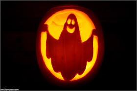 Calabaza Fantasma Iluminada con Luz de una Vela