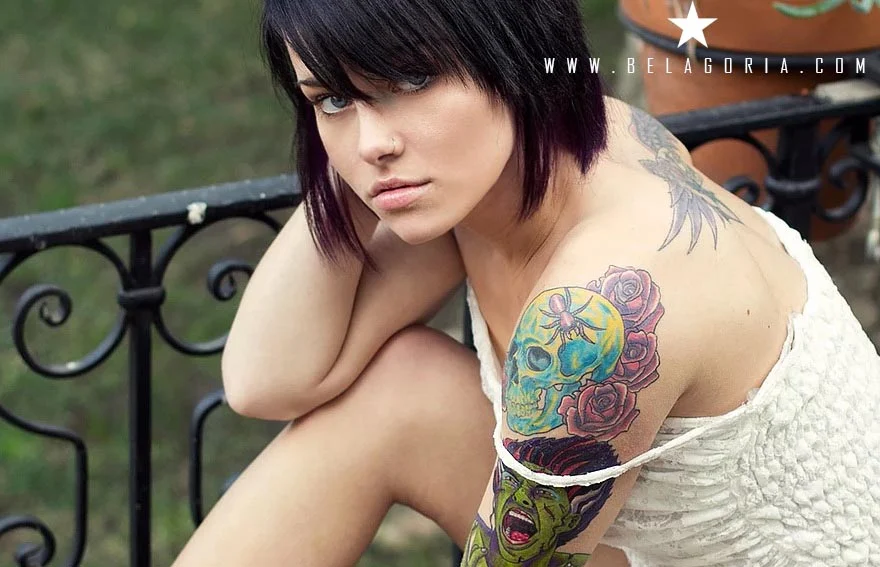 Modelo Ly Tee sentada con tatuaje de zombie