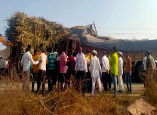 डुलकी जीवावर बेतली, ट्रकची उसाच्या ट्रॉलीला जोरदार धडक, चालकाचा जागीच मृत्यू