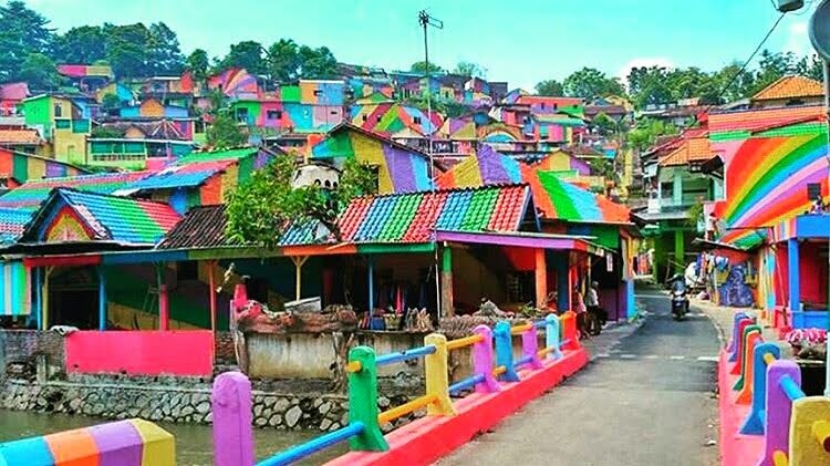 Kampung Pelangi Kalisari Spot Foto Baru di Semarang  yang 