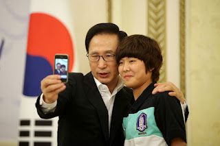 Eski Güney Kore Devlet Başkanı Li Myong-bak ve futbolcu Ji So-Yun
