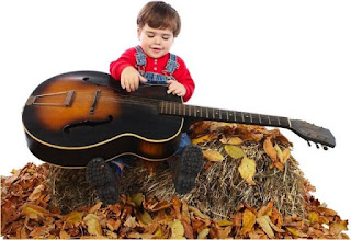 Gambar wallpaper bayi bermain gitar