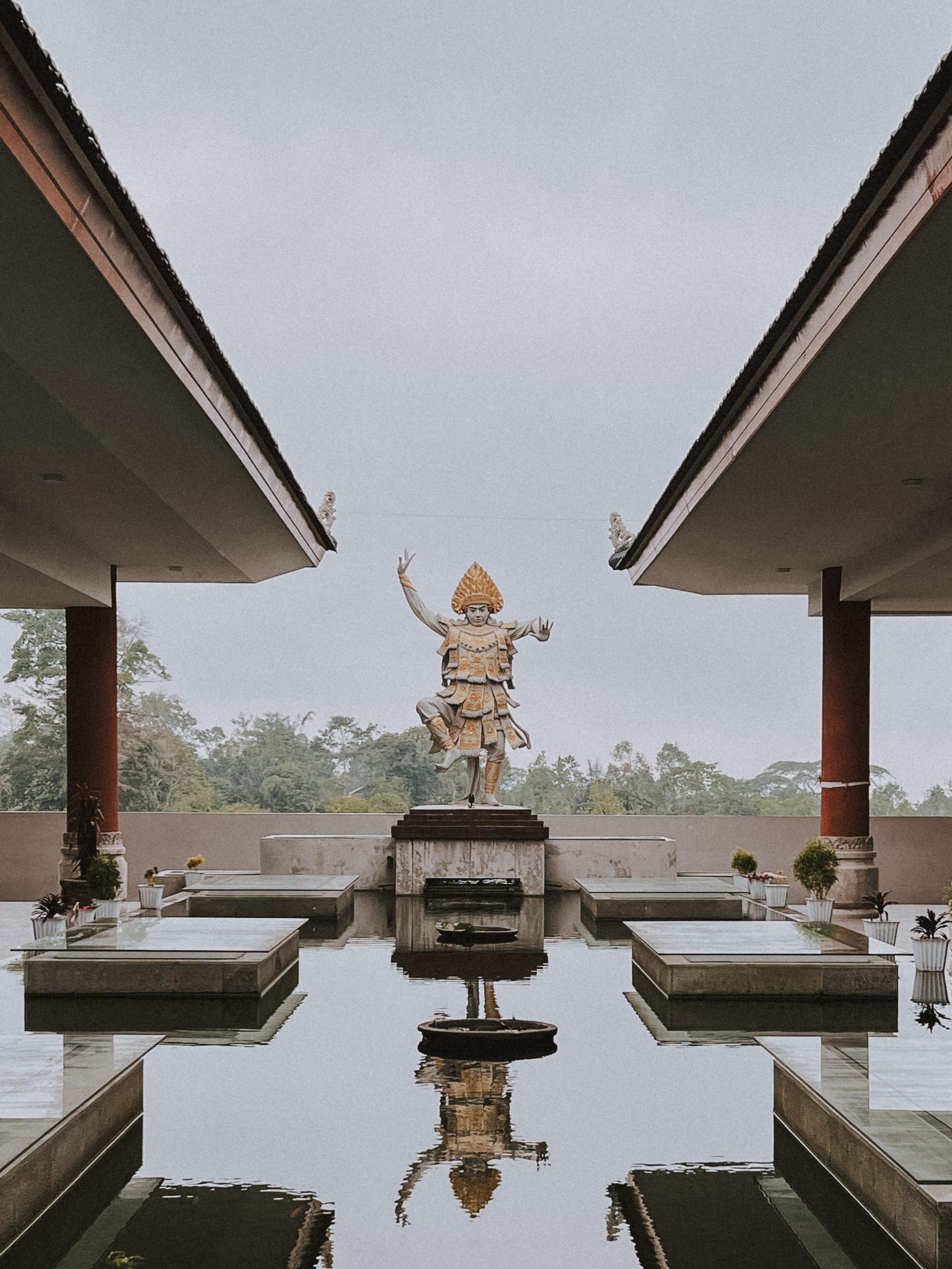 Estátua Balinese em frente a um lago