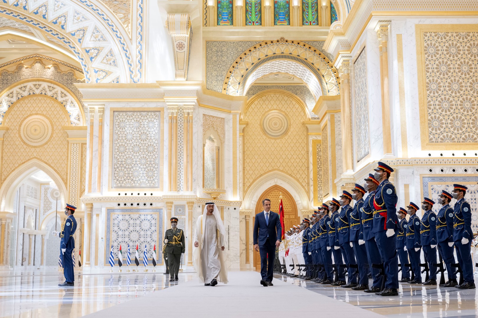 عالم الإمارات UAE محمد بن زايد ورئيس وزراء اليونان يبحثان الشراكة الاستراتيجية والتطورات الإقليمية والدولية