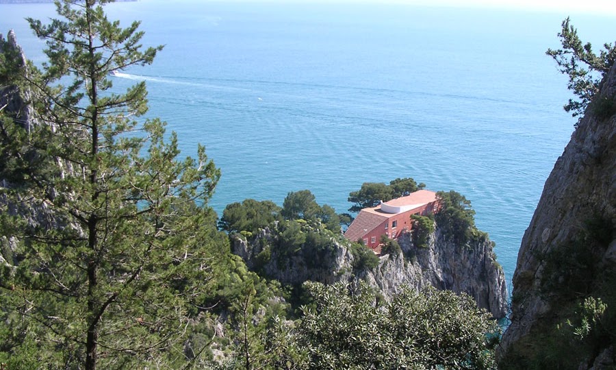 A Small Botanical Paradise in the Gulf of Naples