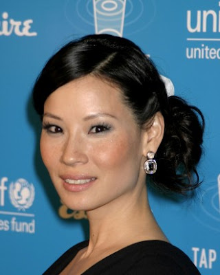  medium-length and long-length Asian hairstyles over other people.