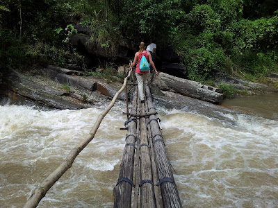 puente sobre la selva de tailandia