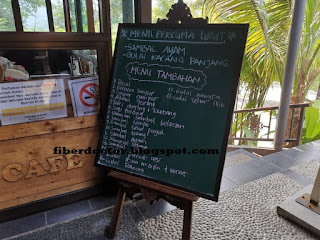 Menu-menu yang disediakan di Warong Bonda. Senarai lauk percuma untuk tetamu mengurut turut dinyatakan. Makanan lain yang ingin dicuba kena order ye.  